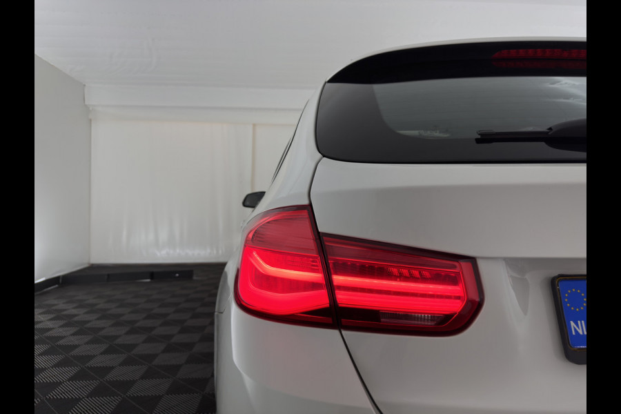 BMW 3 Serie Touring 318i Luxury Edition (INCL-BTW) Aut. *PANO | LEATHER | FULL-LED | HEATED-SPORTSEATS | DIGI-COCKPIT | NAVI-FULLMAP | ECC | PDC | CRUISE | TOWBAR | 17''ALU*