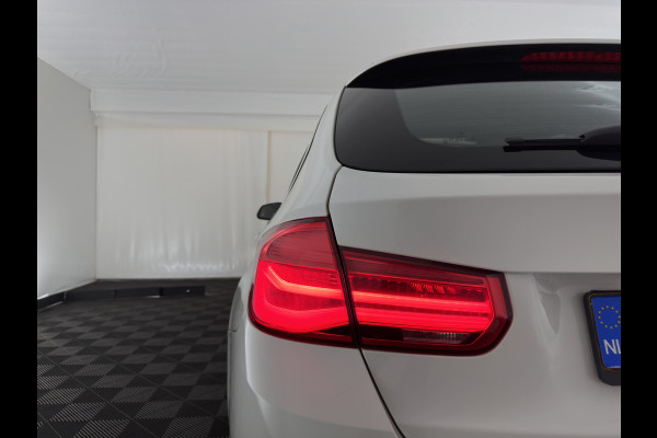 BMW 3 Serie Touring 318i Luxury Edition (INCL-BTW) Aut. *PANO | LEATHER | FULL-LED | HEATED-SPORTSEATS | DIGI-COCKPIT | NAVI-FULLMAP | ECC | PDC | CRUISE | TOWBAR | 17''ALU*
