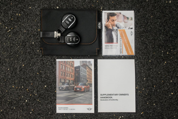 MINI Mini 1.5 Cooper FULL OPTION NL-auto [ JCW-Pakket Panoramadak Harman Kardon HUD Digital Dash Keyless Stoelverwarming ]