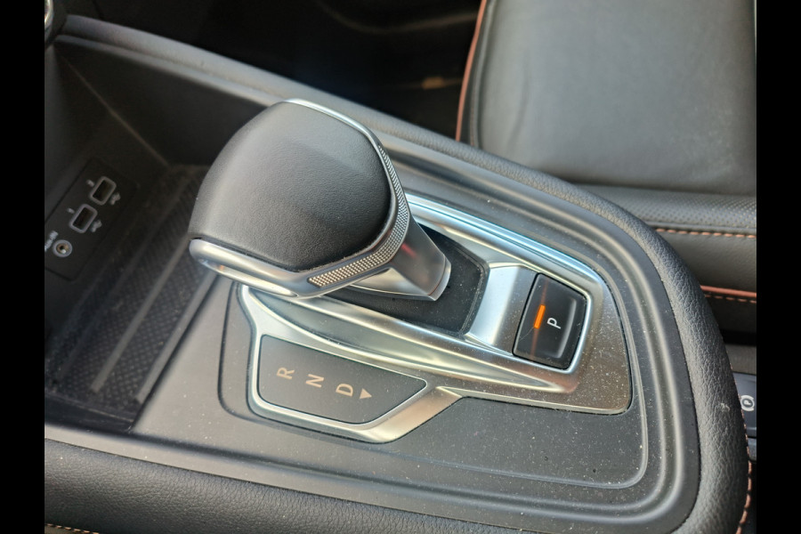 Renault Captur 1.3 TCe 130 Initiale Paris uit 2020 Rijklaar + 12 maanden Bovag-garantie Henk Jongen Auto's in Helmond,  al 50 jaar service zoals 't hoort!