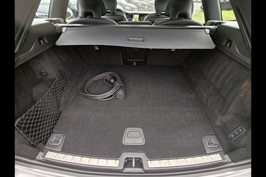 Volvo XC60 T6 AWD 350PK Plug-in hybrid R-Design | Longe Range | Luchtvering | Trekhaak | HUD | BLIS | Pano | H&K |