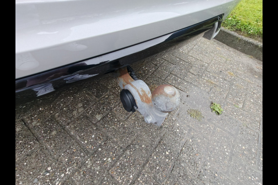 Volvo XC60 T6 AWD 350PK Plug-in hybrid R-Design | Longe Range | Luchtvering | Trekhaak | HUD | BLIS | Pano | H&K |