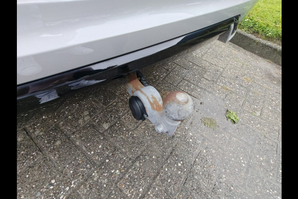 Volvo XC60 T6 AWD 350PK Plug-in hybrid R-Design | Longe Range | Luchtvering | Trekhaak | HUD | BLIS | Pano | H&K |