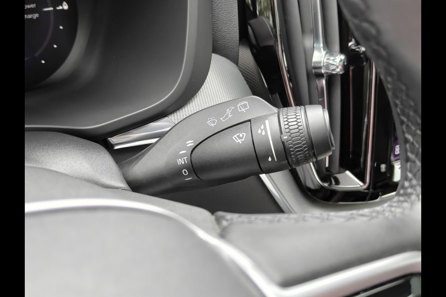 Volvo XC60 T6 AWD 350PK Plug-in hybrid R-Design | Longe Range | Luchtvering | Trekhaak | HUD | BLIS | Pano | H&K |
