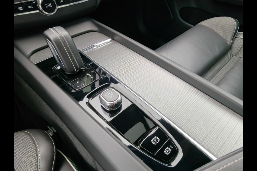 Volvo XC60 T6 AWD 350PK Plug-in hybrid R-Design | Longe Range | Luchtvering | Trekhaak | HUD | BLIS | Pano | H&K |