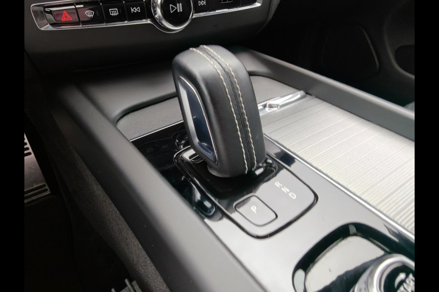 Volvo XC60 T6 AWD 350PK Plug-in hybrid R-Design | Longe Range | Luchtvering | Trekhaak | HUD | BLIS | Pano | H&K |