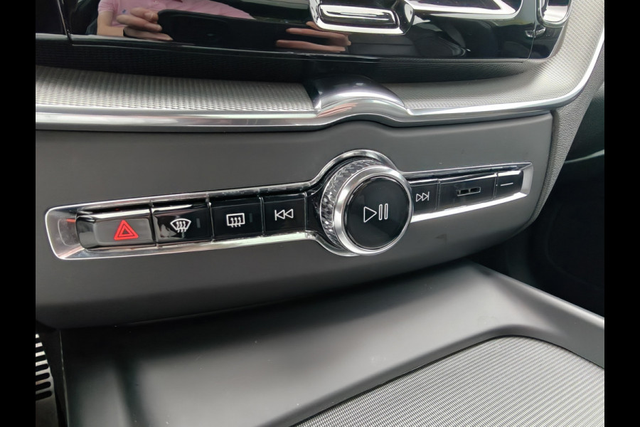 Volvo XC60 T6 AWD 350PK Plug-in hybrid R-Design | Longe Range | Luchtvering | Trekhaak | HUD | BLIS | Pano | H&K |