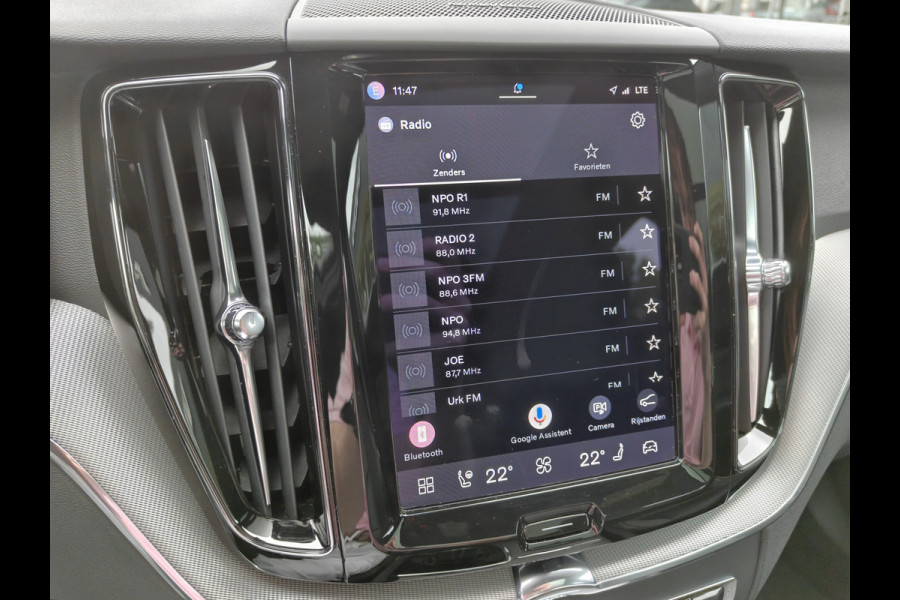 Volvo XC60 T6 AWD 350PK Plug-in hybrid R-Design | Longe Range | Luchtvering | Trekhaak | HUD | BLIS | Pano | H&K |