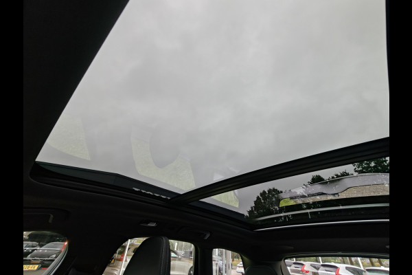Volvo XC60 T6 AWD 350PK Plug-in hybrid R-Design | Longe Range | Luchtvering | Trekhaak | HUD | BLIS | Pano | H&K |