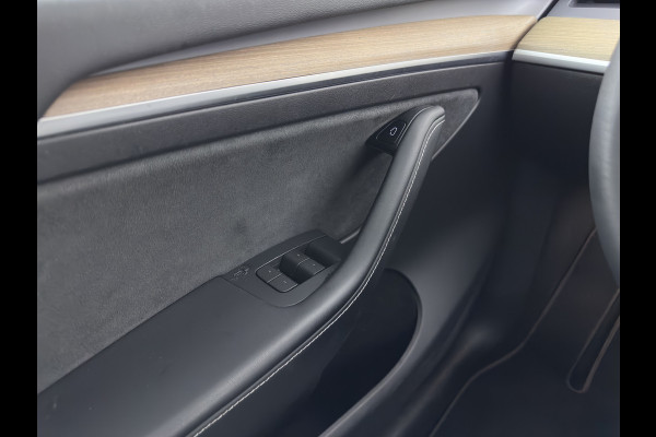 Tesla Model Y RWD 58 kWh [3-Fase-11kW] {SoH-89%} (INCL-BTW) Aut. *PANO | AUTO-PILOT | LEATHER | NAVI-FULLMAP | MATRIX-LED | KEYLESS | CAMERA | DAB+ | HEATED-COMFORTSEATS | PRIVACYGLASS | TOPVIEW | TOWBAR | 20''ALU*