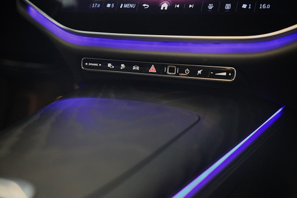 Mercedes-Benz E-Klasse 300 e AMG 53 Look / Head Up / Luchtvering / Burmester 4D / HYPERSCREEN / Acc / Memory / Open Pano / 20 Inch