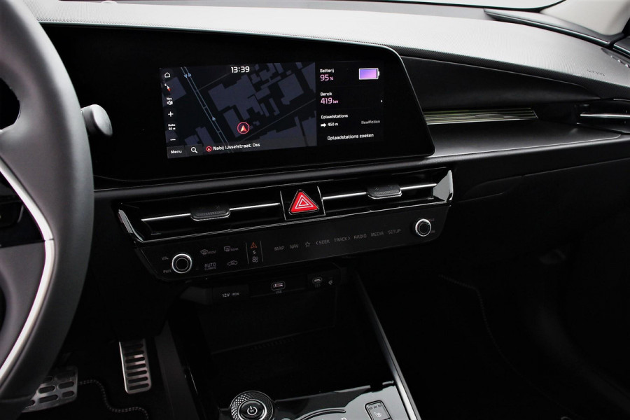Kia Niro EV DynamicPlusLine 64.8 kWh Nieuw Model! Navigatie Half Leder Schuif-kantel dak Electrisch bedienbare achterklep DAB Led Camera