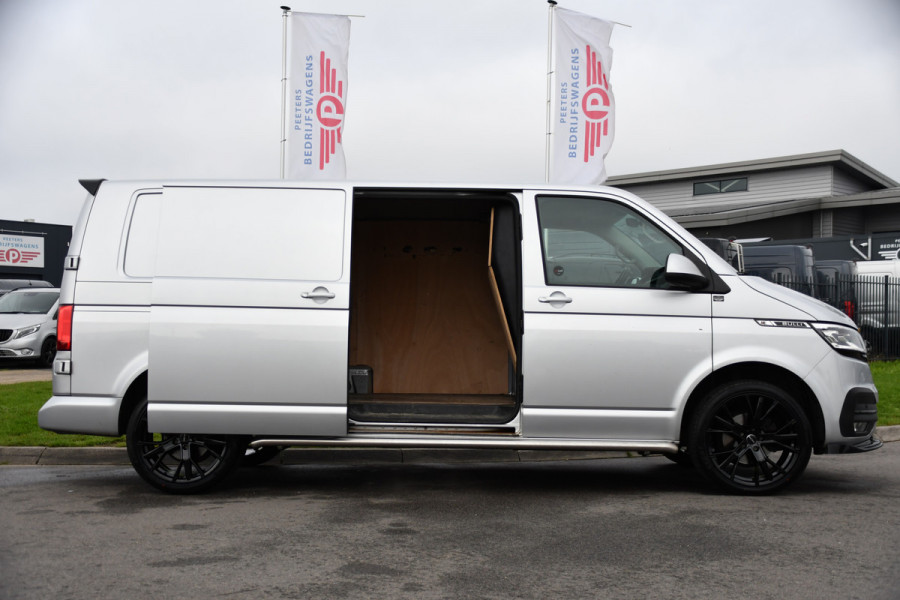 Volkswagen Transporter 2.0 TDI L2H1 28 Bulli Virtual, Camera, Carplay, Adaptieve Cruise, Automaat, 150pk, Sensoren, Leder, Multimedia, Trekhaak, Uniek!