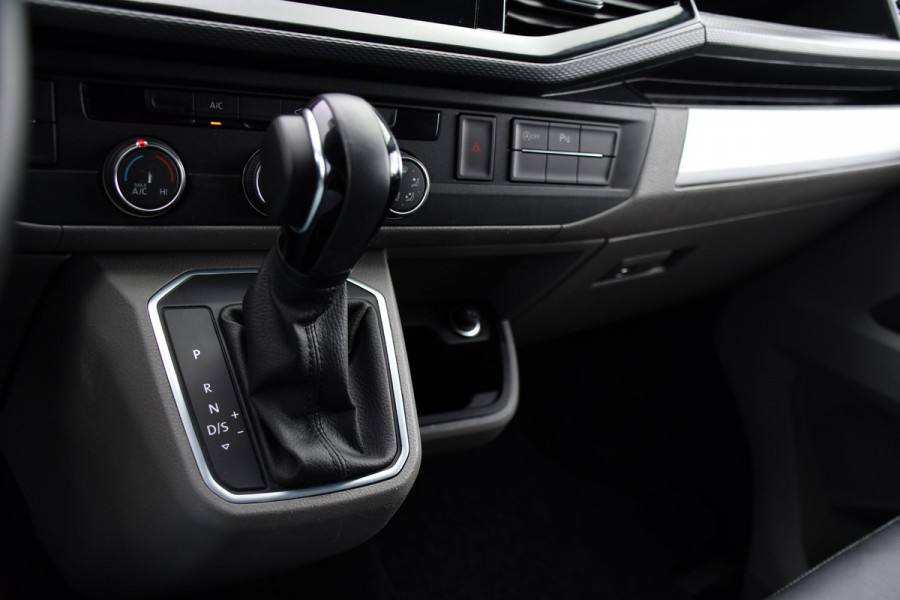 Volkswagen Transporter 2.0 TDI L2H1 28 Bulli Virtual, Camera, Carplay, Adaptieve Cruise, Automaat, 150pk, Sensoren, Leder, Multimedia, Trekhaak, Uniek!