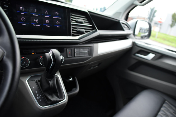 Volkswagen Transporter 2.0 TDI L2H1 28 Bulli Virtual, Camera, Carplay, Adaptieve Cruise, Automaat, 150pk, Sensoren, Leder, Multimedia, Trekhaak, Uniek!