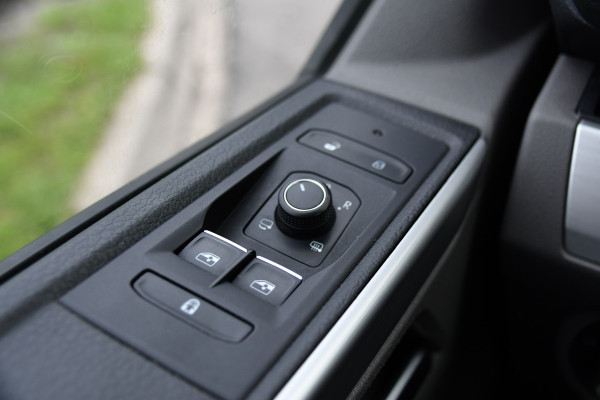 Volkswagen Transporter 2.0 TDI L2H1 28 Bulli Virtual, Camera, Carplay, Adaptieve Cruise, Automaat, 150pk, Sensoren, Leder, Multimedia, Trekhaak, Uniek!