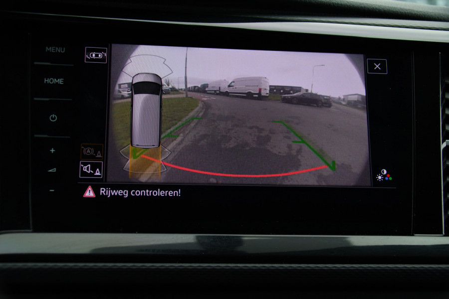 Volkswagen Transporter 2.0 TDI L2H1 28 Bulli Virtual, Camera, Carplay, Adaptieve Cruise, Automaat, 150pk, Sensoren, Leder, Multimedia, Trekhaak, Uniek!