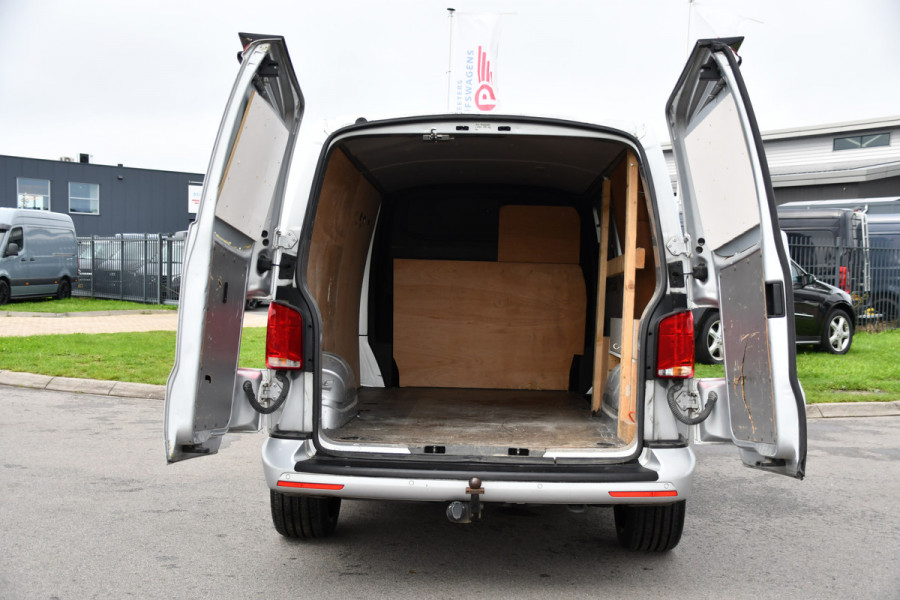 Volkswagen Transporter 2.0 TDI L2H1 28 Bulli Virtual, Camera, Carplay, Adaptieve Cruise, Automaat, 150pk, Sensoren, Leder, Multimedia, Trekhaak, Uniek!