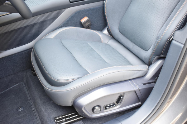 Lynk & Co 08 350PK Automaat More / Stoelventilatie / Massage / Adaptieve cruise control / Panoramadak / Stoelverwarming / Harman Kardon audio / Apple carplay / Parkeersensoren met 360 camera / Elektrische stoelen / BLIS