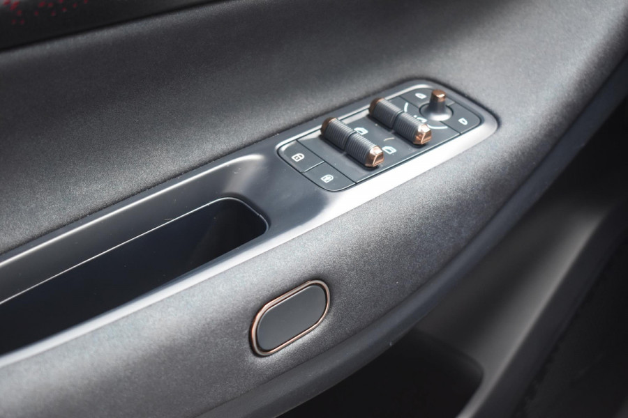 Lynk & Co 08 350PK Automaat More / Stoelventilatie / Massage / Adaptieve cruise control / Panoramadak / Stoelverwarming / Harman Kardon audio / Apple carplay / Parkeersensoren met 360 camera / Elektrische stoelen / BLIS