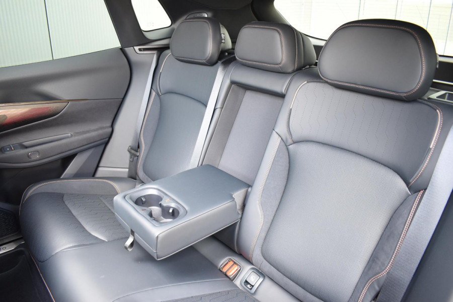 Lynk & Co 08 350PK Automaat More / Stoelventilatie / Massage / Adaptieve cruise control / Panoramadak / Stoelverwarming / Harman Kardon audio / Apple carplay / Parkeersensoren met 360 camera / Elektrische stoelen / BLIS