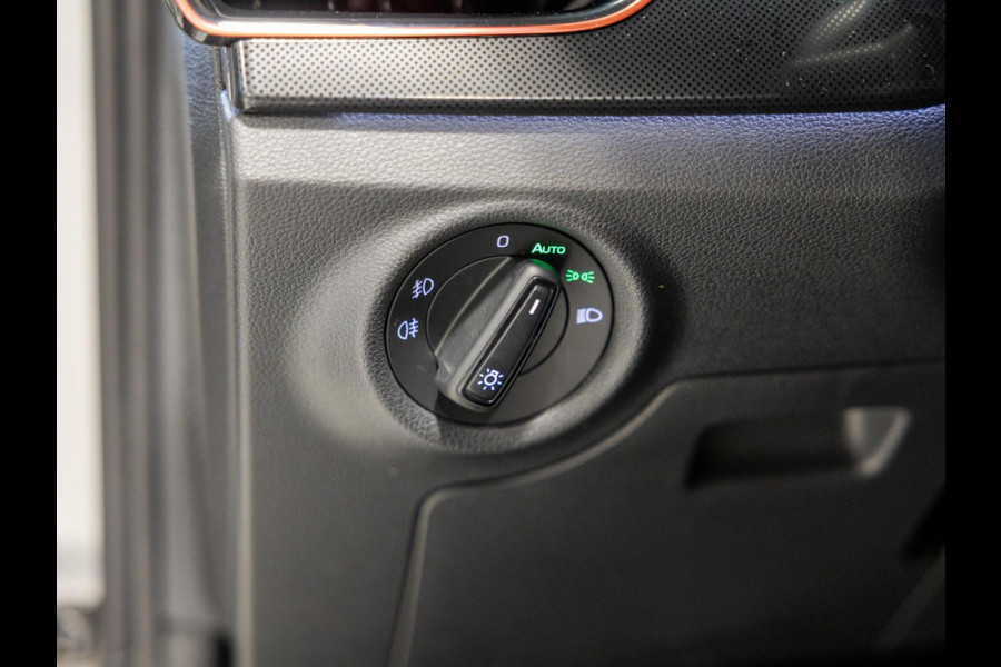 Škoda Kamiq 1.0 TSI Sport Business / 110pk / Panorama dak / Achteruitrij camera / Stoelverwarming /