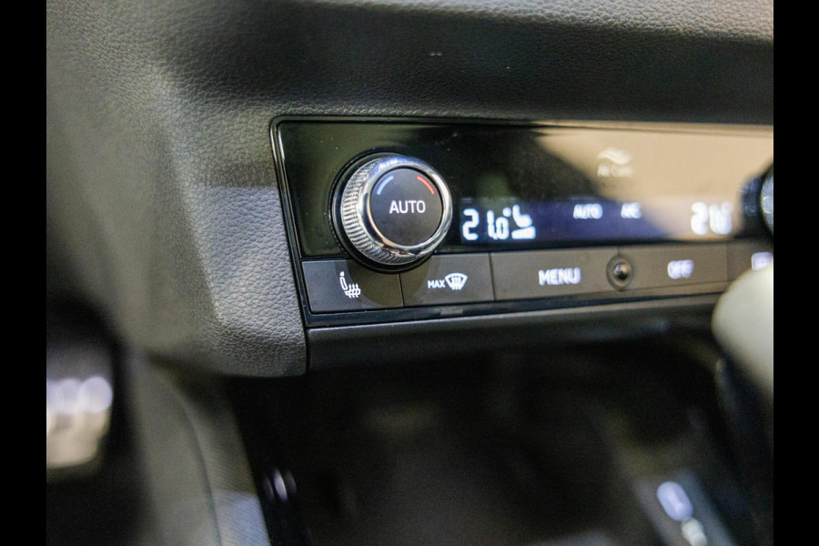 Škoda Kamiq 1.0 TSI Sport Business / 110pk / Panorama dak / Achteruitrij camera / Stoelverwarming /