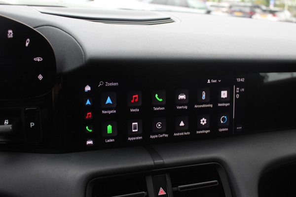 Porsche Taycan Performance 84 kWh / SoH 89,3% / Panoramadak / Camera / Luchtvering / 20'' / Leder / CarPlay / Stoelverwarming / DAB / ACC