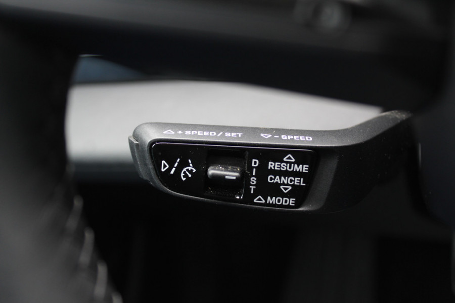 Porsche Taycan Performance 84 kWh / SoH 89,3% / Panoramadak / Camera / Luchtvering / 20'' / Leder / CarPlay / Stoelverwarming / DAB / ACC
