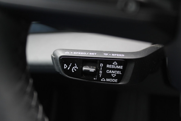 Porsche Taycan Performance 84 kWh / SoH 89,3% / Panoramadak / Camera / Luchtvering / 20'' / Leder / CarPlay / Stoelverwarming / DAB / ACC
