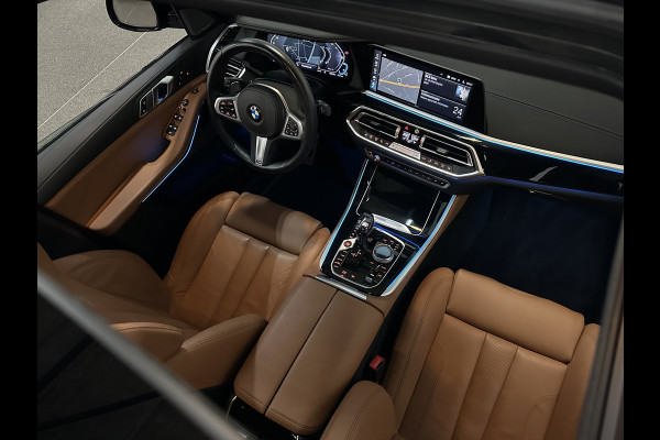BMW X5 45e M-Performance Seats | 360 View | Panorama | ACC | Kristal pook | Head-Up | Laser-LED | Memory | Harman-Kardon | Keyless-Go | Trekhaak | Drive Assist Pro. | Leder | 4-Zone Clima | Standkachel | Rijklaarprijs & Bovag garantie | Carplay | Draadloos Laden | DAB | Sfeerverlichting |