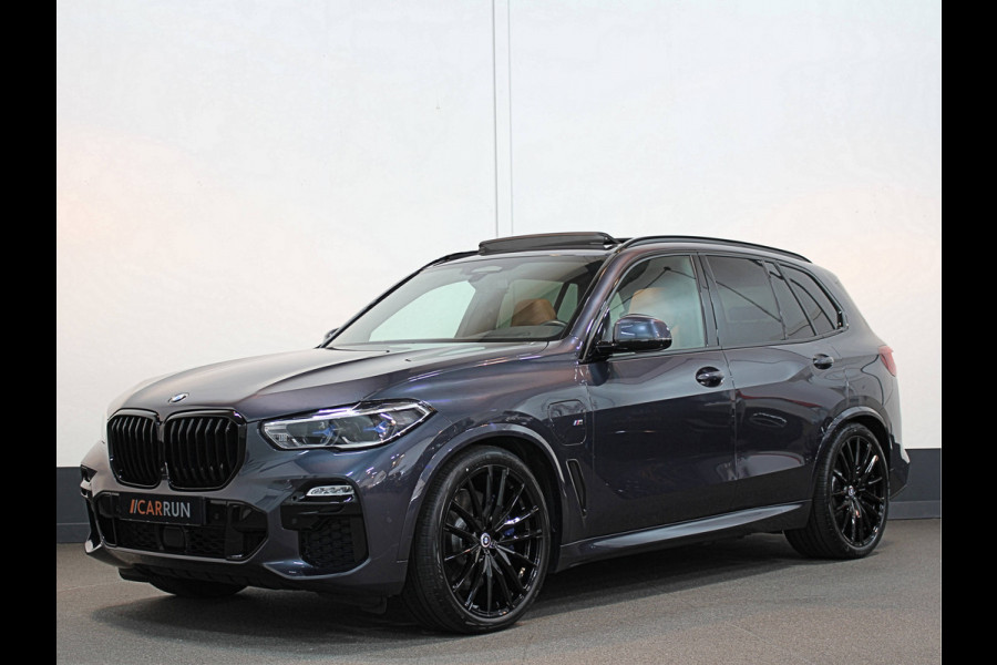 BMW X5 45e M-Performance Seats | 360 View | Panorama | ACC | Kristal pook | Head-Up | Laser-LED | Memory | Harman-Kardon | Keyless-Go | Trekhaak | Drive Assist Pro. | Leder | 4-Zone Clima | Standkachel | Rijklaarprijs & Bovag garantie | Carplay | Draadloos Laden | DAB | Sfeerverlichting |