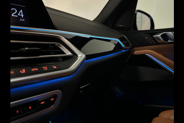BMW X5 45e M-Performance Seats | 360 View | Panorama | ACC | Kristal pook | Head-Up | Laser-LED | Memory | Harman-Kardon | Keyless-Go | Trekhaak | Drive Assist Pro. | Leder | 4-Zone Clima | Standkachel | Rijklaarprijs & Bovag garantie | Carplay | Draadloos Laden | DAB | Sfeerverlichting |