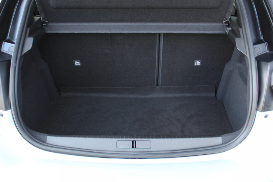 Opel Corsa 1.2-75pk Sport. In nieuwstaat verkerende Opel Corsa ! Autm. airco, cruise control, Apple Carplay/Android auto, Camera, LED verl., side- en lane assist, Stoel- en stuurwiel verwarming, Panoramadak, Parkeersensoren etc.