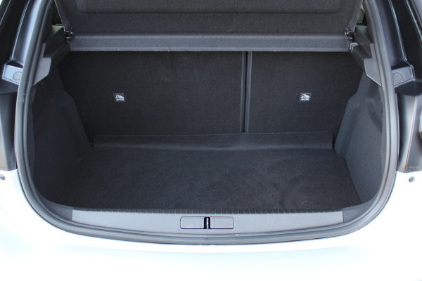 Opel Corsa 1.2-75pk Sport. In nieuwstaat verkerende Opel Corsa ! Autm. airco, cruise control, Apple Carplay/Android auto, Camera, LED verl., side- en lane assist, Stoel- en stuurwiel verwarming, Panoramadak, Parkeersensoren etc.