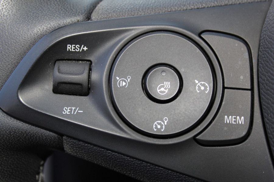 Opel Corsa 1.2-75pk Sport. In nieuwstaat verkerende Opel Corsa ! Autm. airco, cruise control, Apple Carplay/Android auto, Camera, LED verl., side- en lane assist, Stoel- en stuurwiel verwarming, Panoramadak, Parkeersensoren etc.