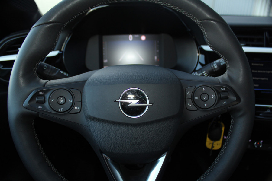 Opel Corsa 1.2-75pk Sport. In nieuwstaat verkerende Opel Corsa ! Autm. airco, cruise control, Apple Carplay/Android auto, Camera, LED verl., side- en lane assist, Stoel- en stuurwiel verwarming, Panoramadak, Parkeersensoren etc.