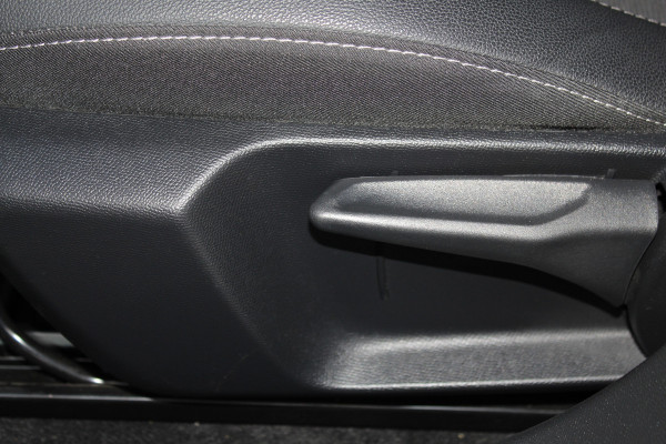 Opel Corsa 1.2-75pk Sport. In nieuwstaat verkerende Opel Corsa ! Autm. airco, cruise control, Apple Carplay/Android auto, Camera, LED verl., side- en lane assist, Stoel- en stuurwiel verwarming, Panoramadak, Parkeersensoren etc.
