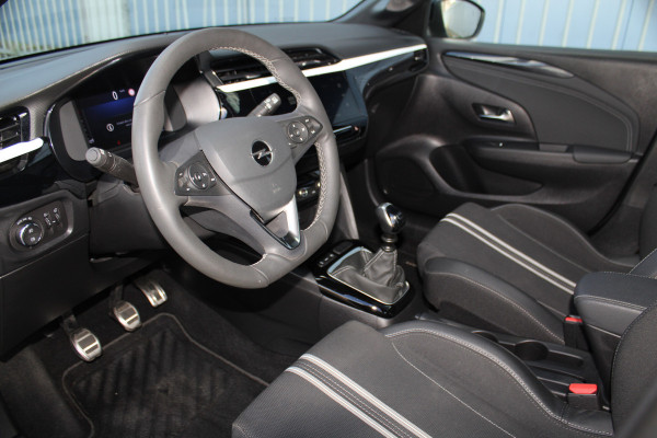 Opel Corsa 1.2-75pk Sport. In nieuwstaat verkerende Opel Corsa ! Autm. airco, cruise control, Apple Carplay/Android auto, Camera, LED verl., side- en lane assist, Stoel- en stuurwiel verwarming, Panoramadak, Parkeersensoren etc.