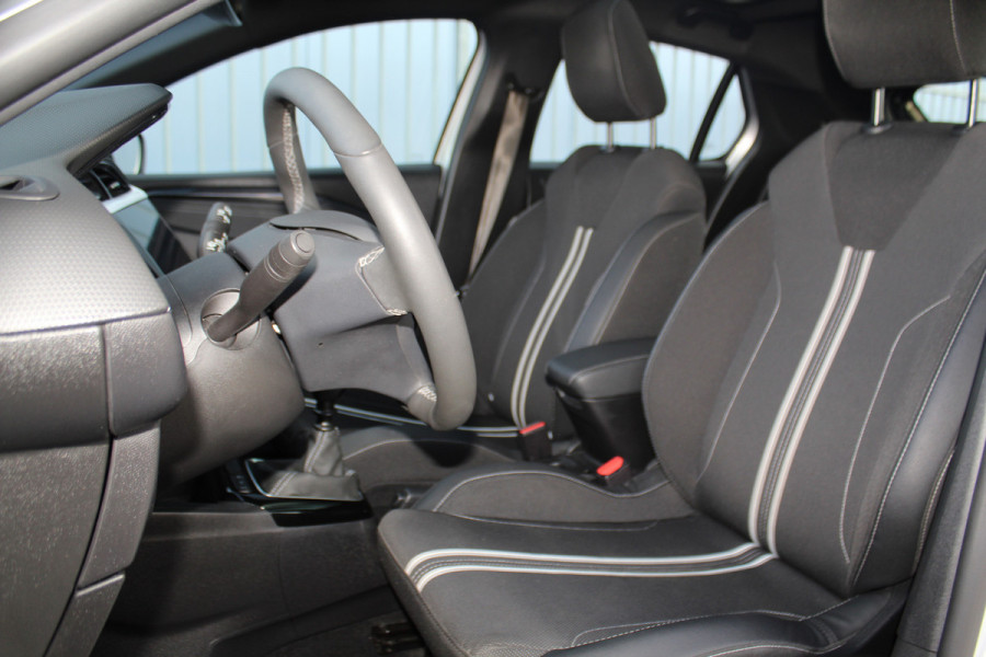 Opel Corsa 1.2-75pk Sport. In nieuwstaat verkerende Opel Corsa ! Autm. airco, cruise control, Apple Carplay/Android auto, Camera, LED verl., side- en lane assist, Stoel- en stuurwiel verwarming, Panoramadak, Parkeersensoren etc.