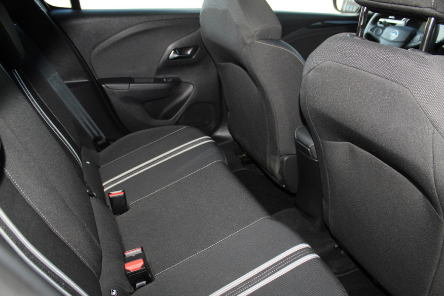 Opel Corsa 1.2-75pk Sport. In nieuwstaat verkerende Opel Corsa ! Autm. airco, cruise control, Apple Carplay/Android auto, Camera, LED verl., side- en lane assist, Stoel- en stuurwiel verwarming, Panoramadak, Parkeersensoren etc.