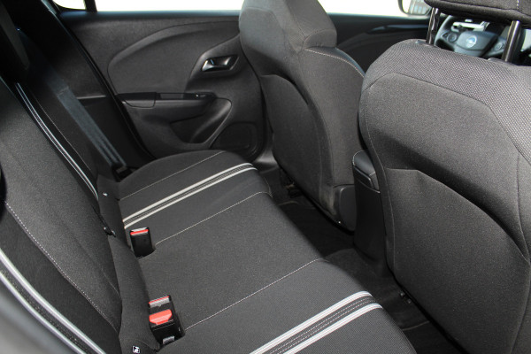 Opel Corsa 1.2-75pk Sport. In nieuwstaat verkerende Opel Corsa ! Autm. airco, cruise control, Apple Carplay/Android auto, Camera, LED verl., side- en lane assist, Stoel- en stuurwiel verwarming, Panoramadak, Parkeersensoren etc.