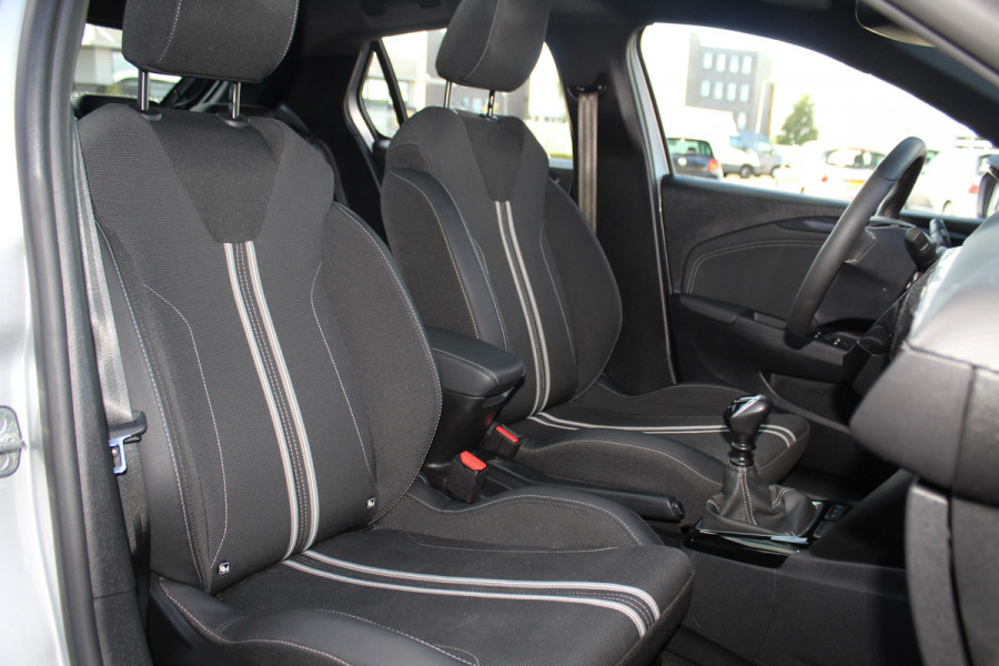 Opel Corsa 1.2-75pk Sport. In nieuwstaat verkerende Opel Corsa ! Autm. airco, cruise control, Apple Carplay/Android auto, Camera, LED verl., side- en lane assist, Stoel- en stuurwiel verwarming, Panoramadak, Parkeersensoren etc.