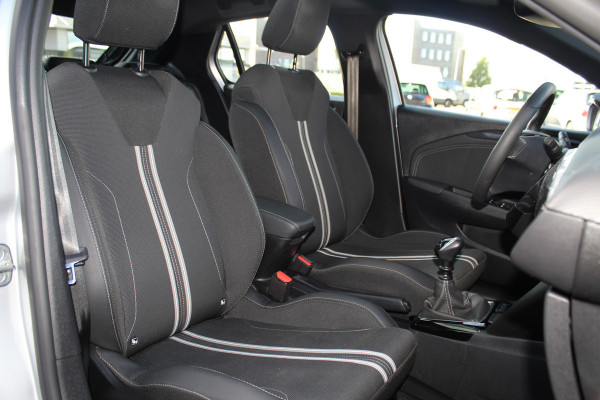 Opel Corsa 1.2-75pk Sport. In nieuwstaat verkerende Opel Corsa ! Autm. airco, cruise control, Apple Carplay/Android auto, Camera, LED verl., side- en lane assist, Stoel- en stuurwiel verwarming, Panoramadak, Parkeersensoren etc.
