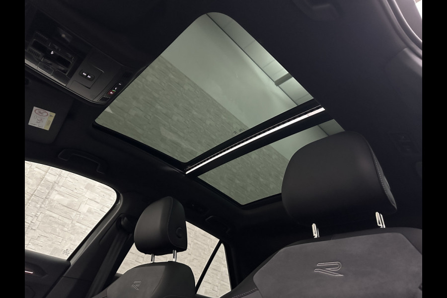 Volkswagen T-Roc 1.5 TSI R-Line | Panorama | IQ-Light | ACC | Black-Line | Keyless-Entry | 19 inch | Carplay | Stuurverwarming | Dodehoek | Virtual-Cockpit | Stoelverwarming | Leder Dashboard | Climate Control | Autom. Parkeren | Autom. Achterklep | Draadloos Laden |