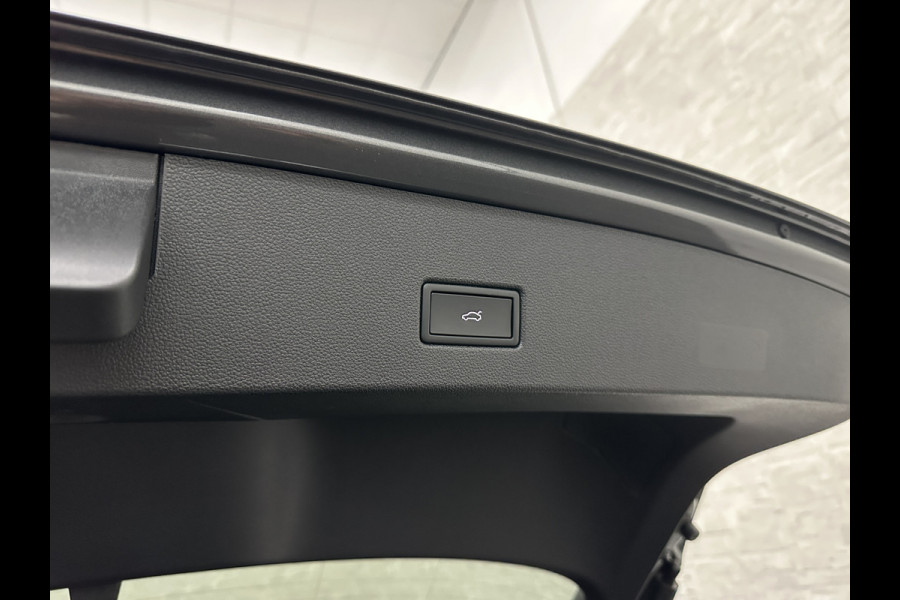 Volkswagen T-Roc 1.5 TSI R-Line | Panorama | IQ-Light | ACC | Black-Line | Keyless-Entry | 19 inch | Carplay | Stuurverwarming | Dodehoek | Virtual-Cockpit | Stoelverwarming | Leder Dashboard | Climate Control | Autom. Parkeren | Autom. Achterklep | Draadloos Laden |