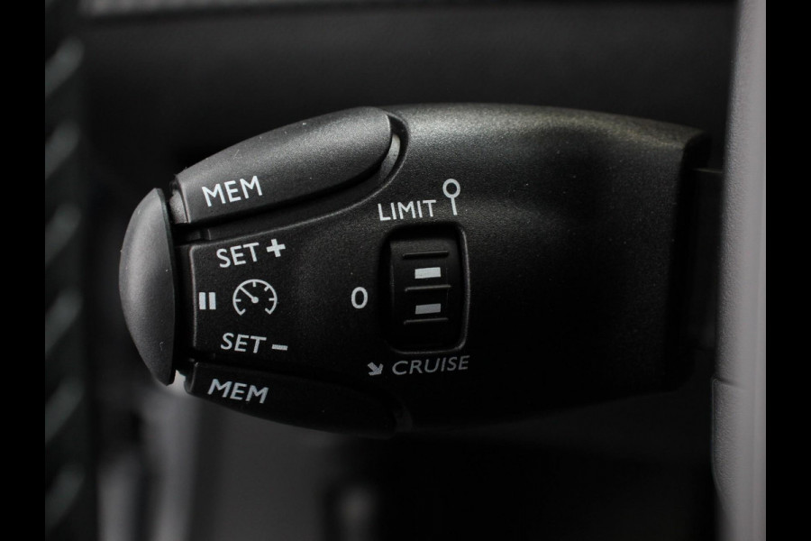 Peugeot 2008 1.2 Hybrid 145 pk Automaat Allure Navigatie Apple Carplay/Android Auto Climate Control Dab Led Parkeer sensoren Cruise Control