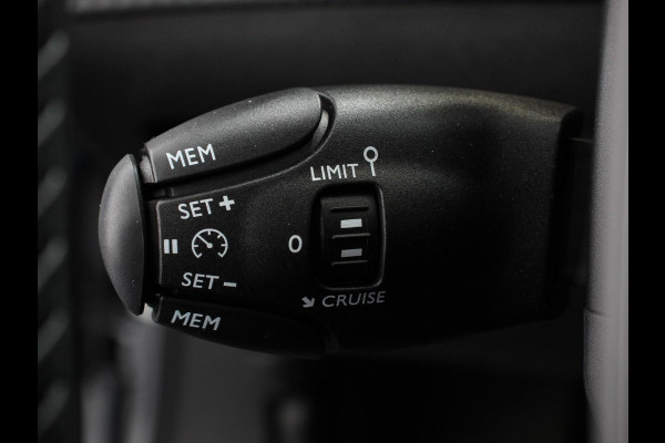 Peugeot 2008 1.2 Hybrid 145 pk Automaat Allure Navigatie Apple Carplay/Android Auto Climate Control Dab Led Parkeer sensoren Cruise Control
