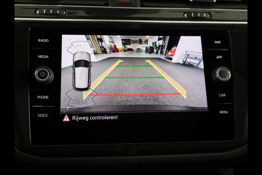 Volkswagen Tiguan 1.5 TSI R-Line Business+ 150pk Automaat (DSG) | Navigatie | Panoramadak | Trekhaak (Zwenkbaar) | Parkeersensoren (Park assist) | Achteruitrijcamera | Achterklep Electrise | Black optie pakket |
