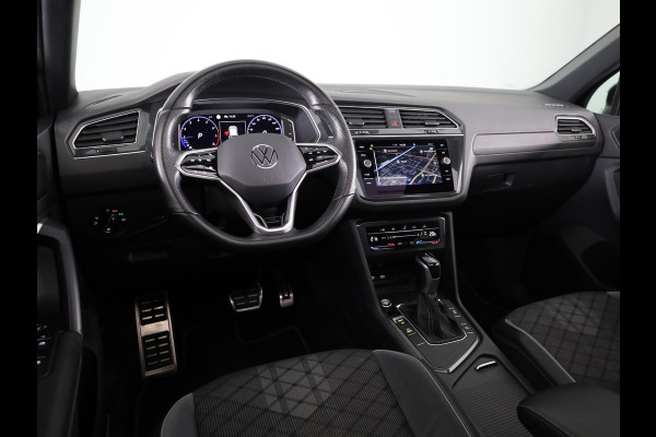 Volkswagen Tiguan 1.5 TSI R-Line Business+ 150pk Automaat (DSG) | Navigatie | Panoramadak | Trekhaak (Zwenkbaar) | Parkeersensoren (Park assist) | Achteruitrijcamera | Achterklep Electrise | Black optie pakket |